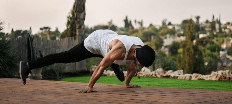 Hombre practica calistenia