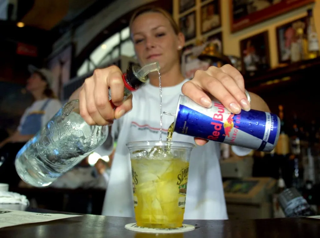 Mezclar bebidas energéticas y alcohol