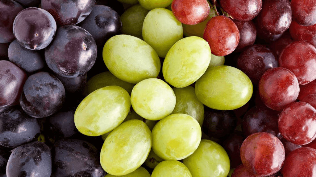 Estas son las frutas con más y menos azúcar, ¿es este un dato importante? 5 Uva alto en azúcar