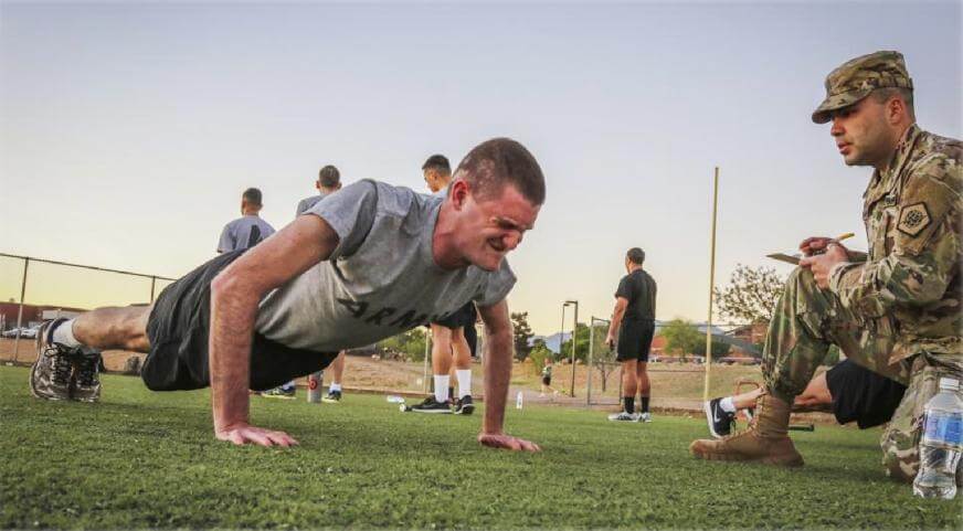 Flexiones en entrenamiento militar
