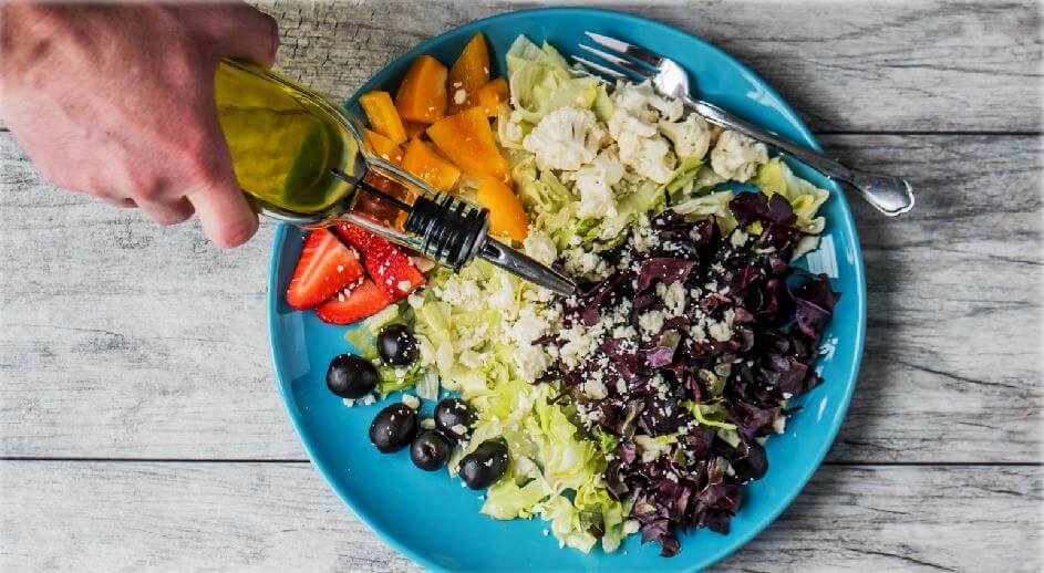 El aceite de oliva en ensalada
