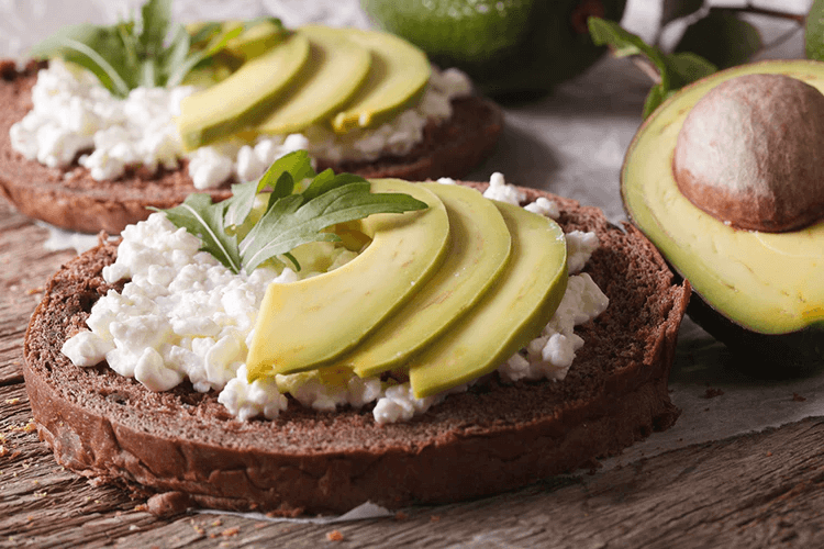 ¿Qué desayunar para ganar masa muscular? 3 Aguacate con requesón