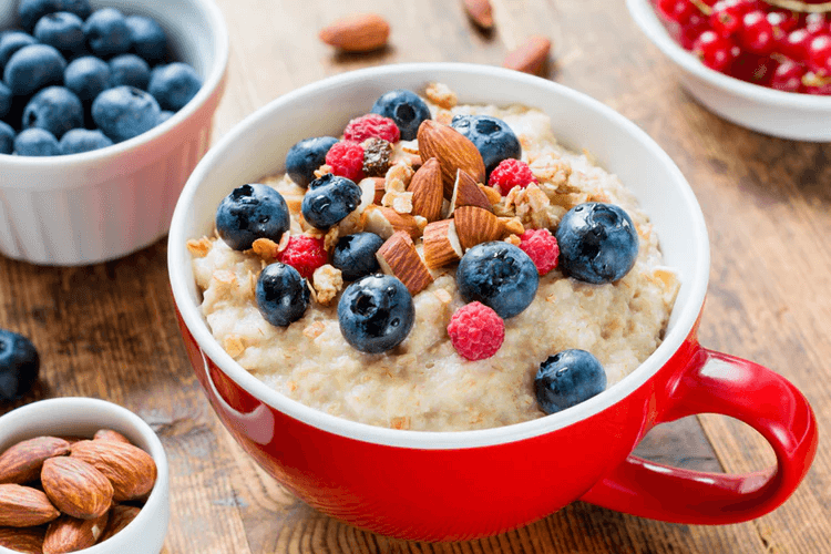 ¿Qué desayunar para ganar masa muscular? 5 Avena con frutos rojos