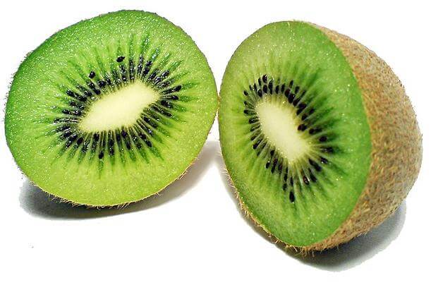Fruta de kiwi beneficioso