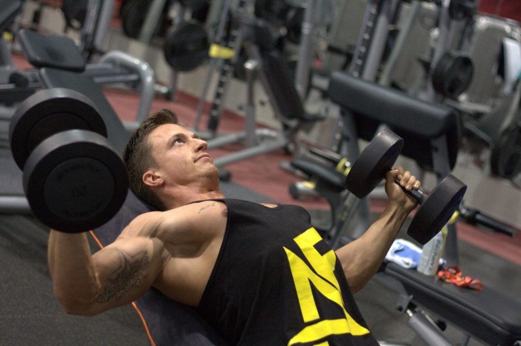 Deportista con masa muscular elevada