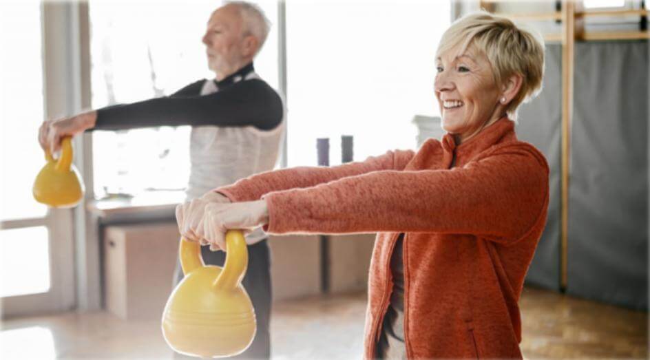 Uso del kettlebell swing personas mayores