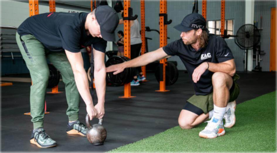 kettlebell swing activar los isquios