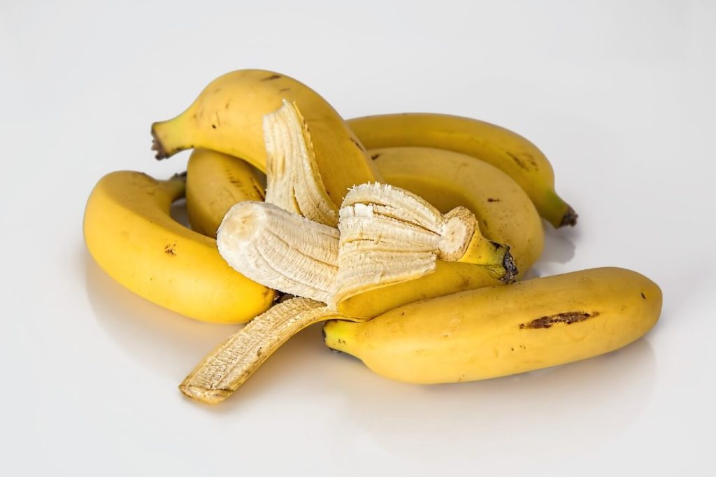 11 mejores alimentos veganos para ganar músculo 4 Plátano alimento vegano