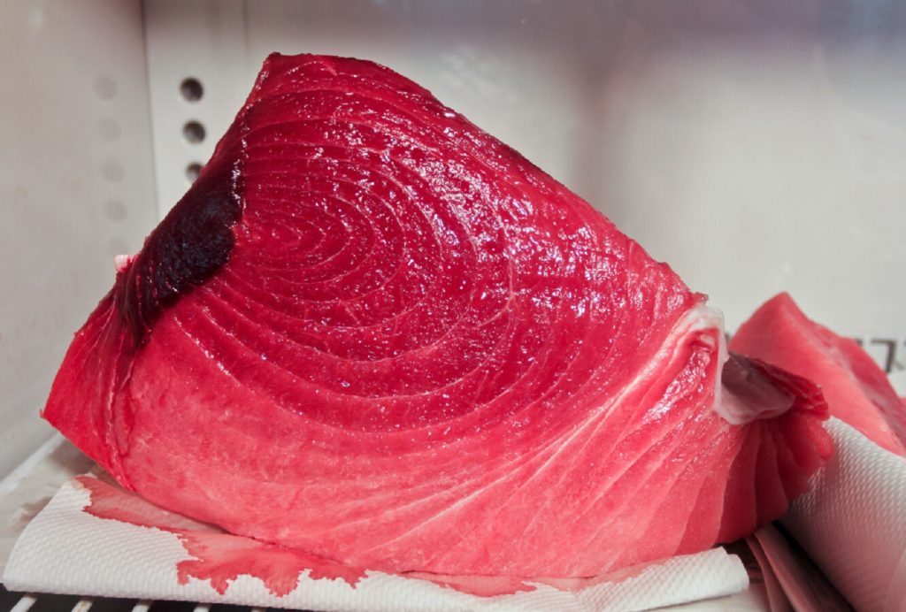 Los 10 alimentos con más creatina (y por qué no bastan para rendir) 7 Pieza de atún rojo crudo cortada
