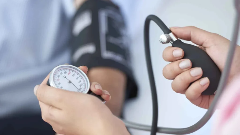 ¿Cómo afecta el entrenamiento con pesas a la presión arterial? 1 587202614 187359095 1706x960