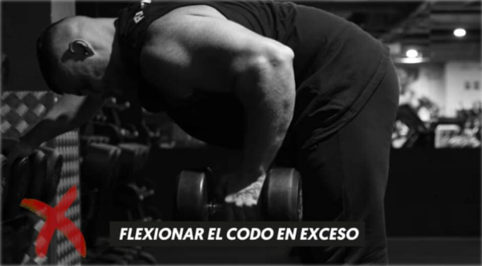 Flexionar el codo en exceso
