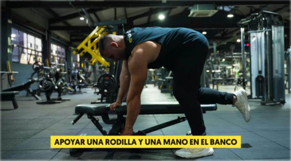 Apoyar una rodilla y mano en el banco