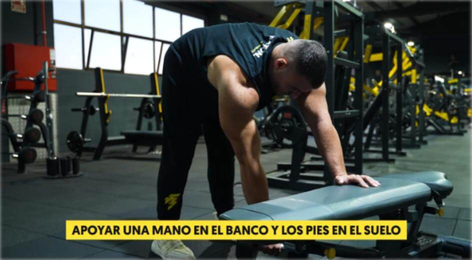 Apoyar mano en banco y pies en suelo