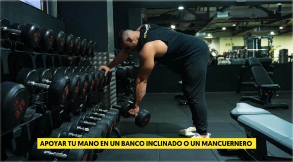 Apoyar mano en banco inclinado