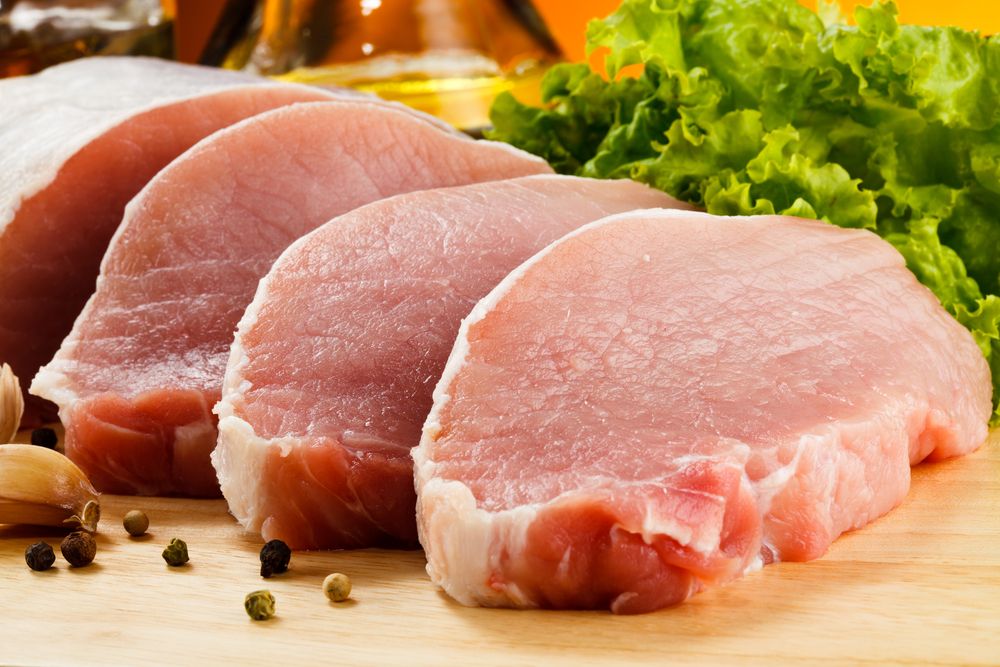 Los 10 alimentos con más creatina (y por qué no bastan para rendir) 13 Filetes de lomo de cerdo crudo con lechuga y ajos