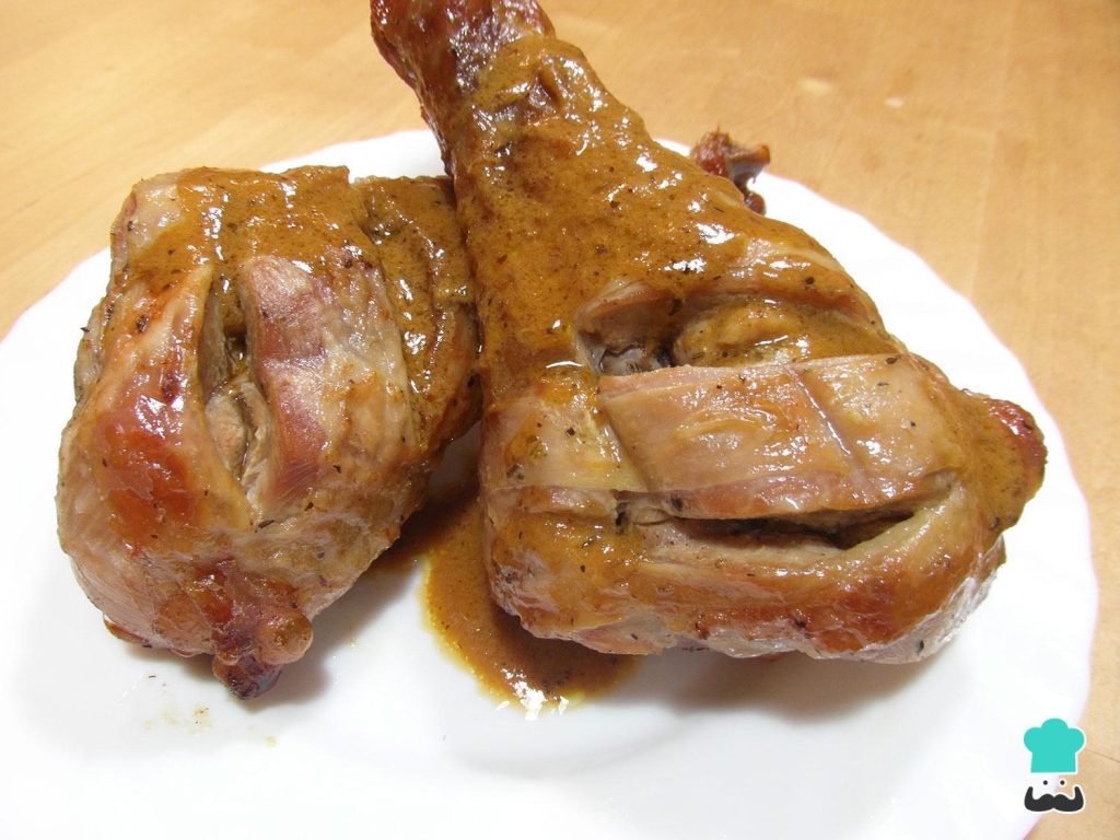 Los 10 alimentos con más creatina (y por qué no bastan para rendir) 17 Muslos de pavo asados servidos en un plato