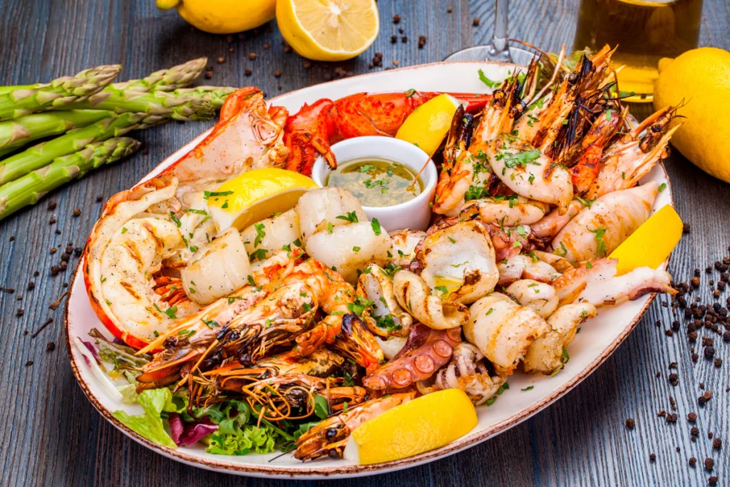 Los 10 alimentos con más creatina (y por qué no bastan para rendir) 19 Bandeja de marisco variado con langostinos, gambas y calamares