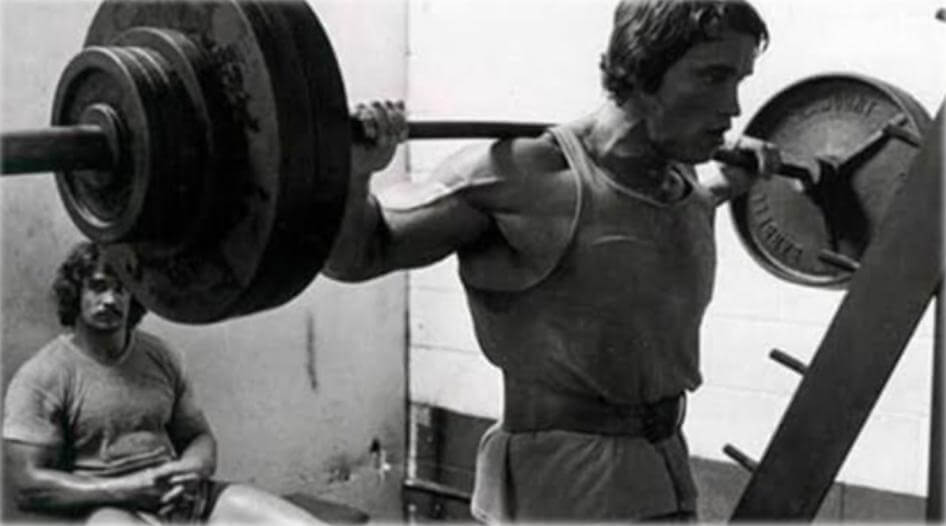 Arnold Schwarzenegger levantar peso