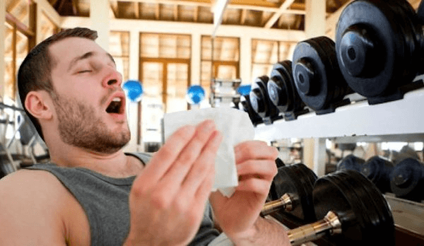 Entrenar pesas con gripe