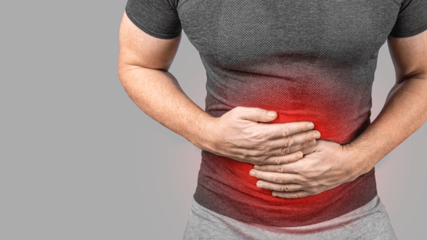 ¿La creatina te sienta mal? Por qué da diarrea y cómo evitarlo 3 Persona sujetándose el vientre con la zona abdominal resaltada en rojo