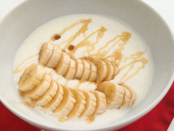 Batido queso batido y plátano con miel