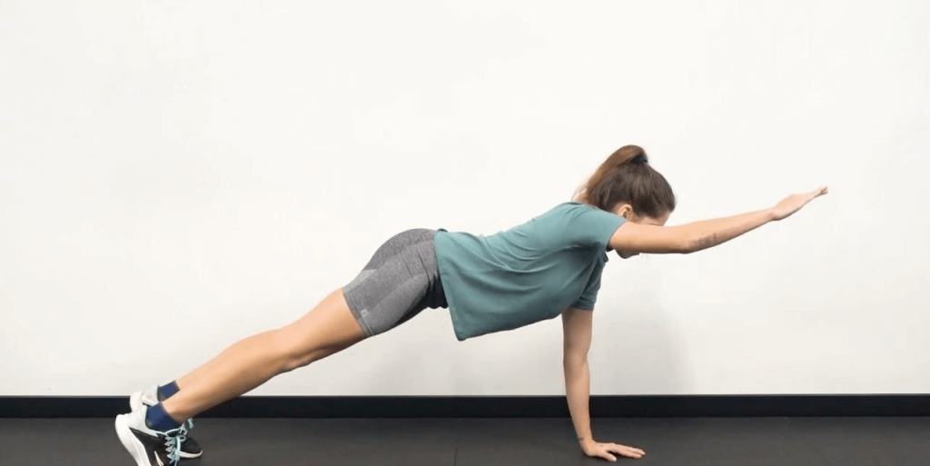 Plancha con brazo extendido al frente