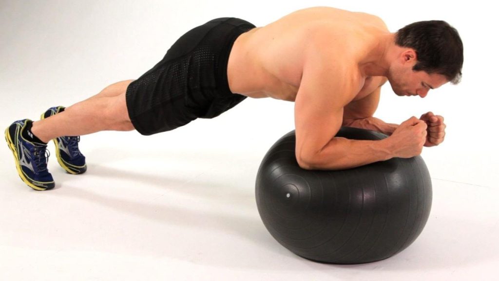 Plancha con apoyo en fitball