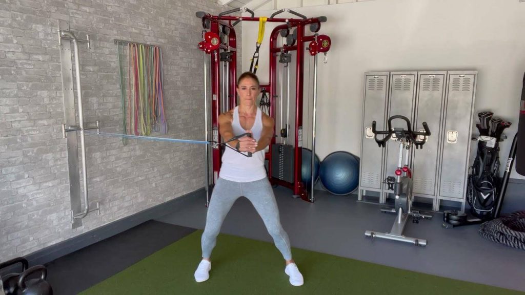 Las 5 mejores variantes del Press Pallof 7 Press Pallof con paso lateral