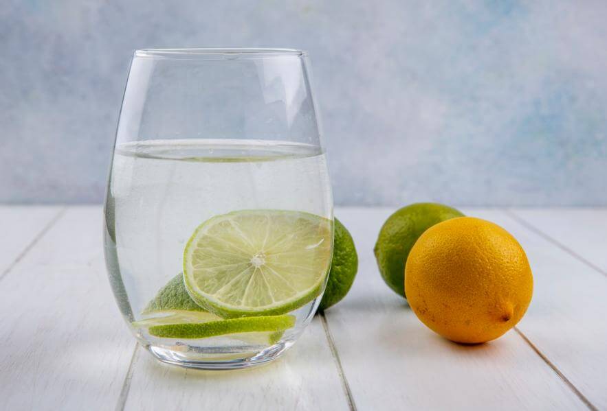 Beber agua con limón