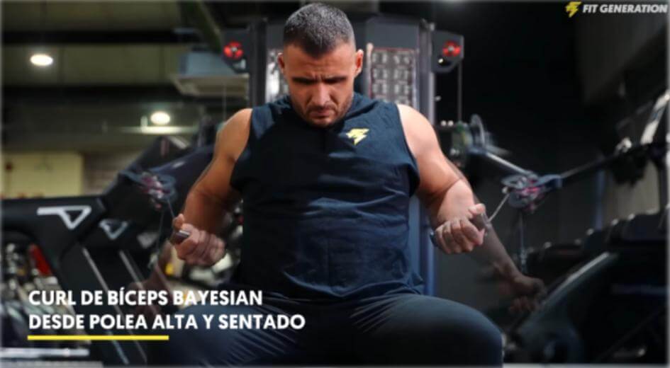Curl de bíceps Bayesian polea alta