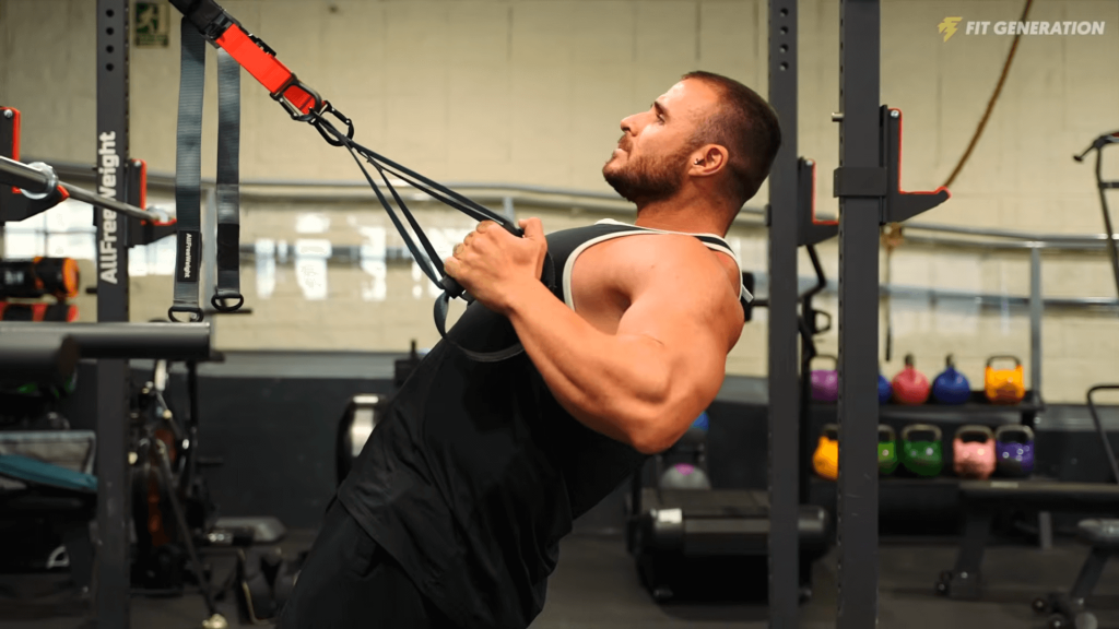 Cómo ordenar los ejercicios en el gym para entrenar mejor 13 Remo en polea o con TRX