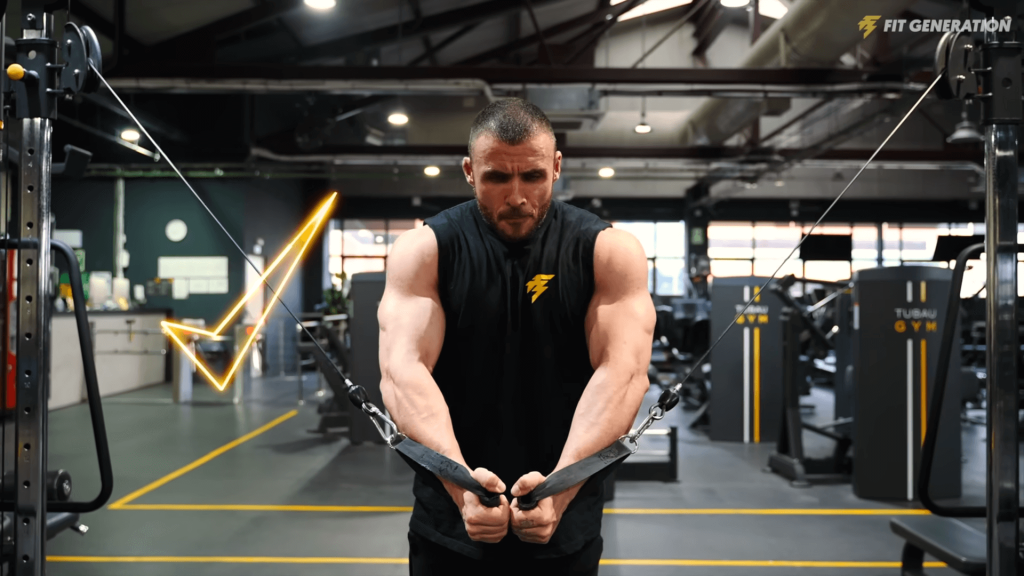 Cómo ordenar los ejercicios en el gym para entrenar mejor 17 Cruces desde polea alta