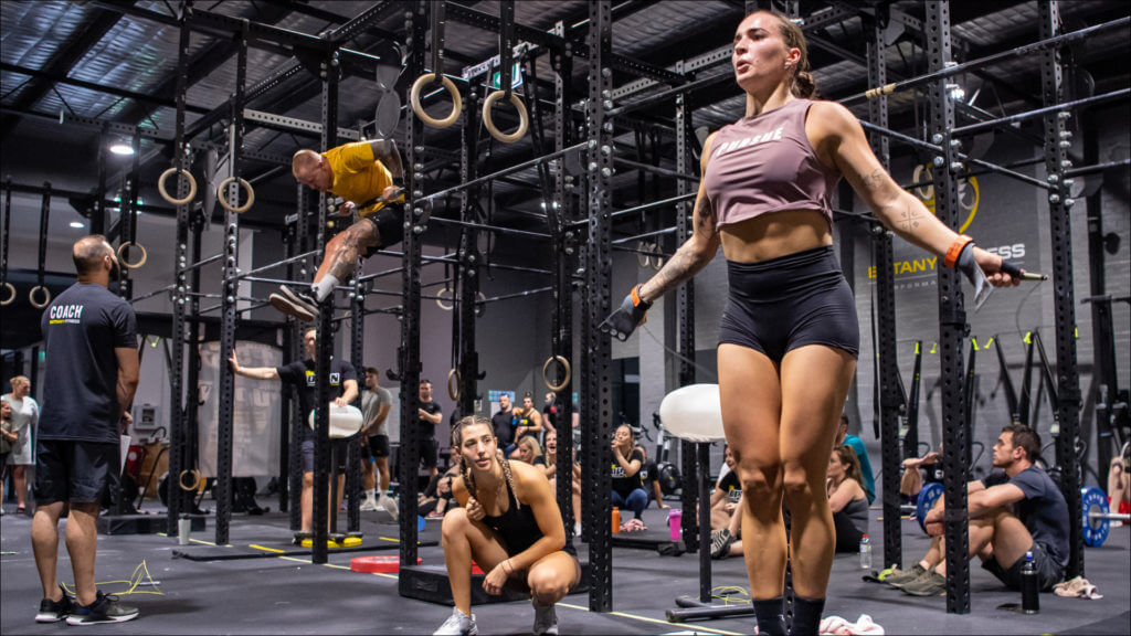 Cafeína y rendimiento deportivo: guía completa para sacarle el máximo provecho 9 🏋️Inicialmente más debatido, un metaanálisis concluyó que la ingesta de cafeína mejora significativamente la fuerza máxima (1RM) y la potencia muscular, con efecto más pronunciado en la parte superior del cuerpo y en atletas entrenados (Grgic et al., 2020).
Aunque la mejora en el 1RM puede ser modesta (en torno al 2-3%), su principal beneficio en el gimnasio es el aumento del volumen total de trabajo: te permite realizar una o dos repeticiones extra por serie, lo que a largo plazo se traduce en un mayor estímulo para la hipertrofia.
Deportes intermitentes de alta intensidad